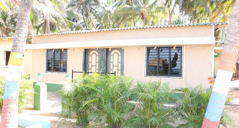 Savita Niwas, Malvan 4